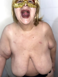 Kinky mature milf is getting pleasure on pictures