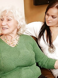 Enchanting mature GF likes oral sex