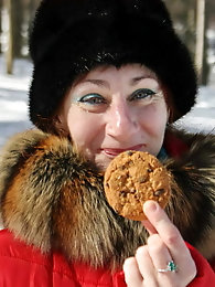 Old blonde possessing great hairy and wet pussy