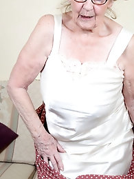 Flexible mamas are posing totally nude