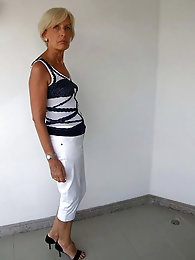 Slender experienced mommies are fingering their holes