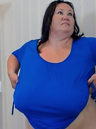 Tempting mature girl is spreading her hips for a photoshoot